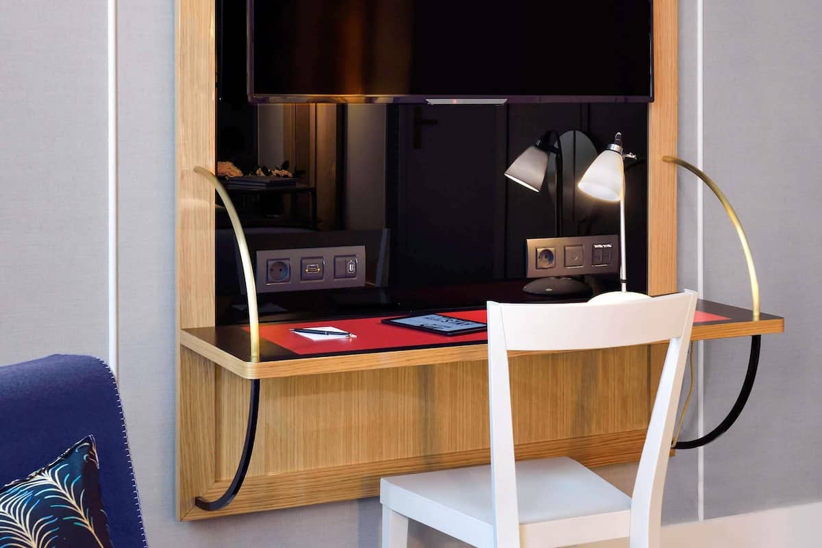 Premium bedding, free minibar, in-room safe, desk