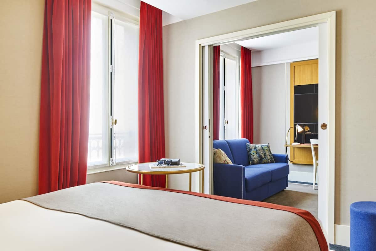 디럭스 스위트, 킹사이즈침대 1개, 욕실 2개 | 고급 침구, 무료 미니바, 객실 내 금고, 책상