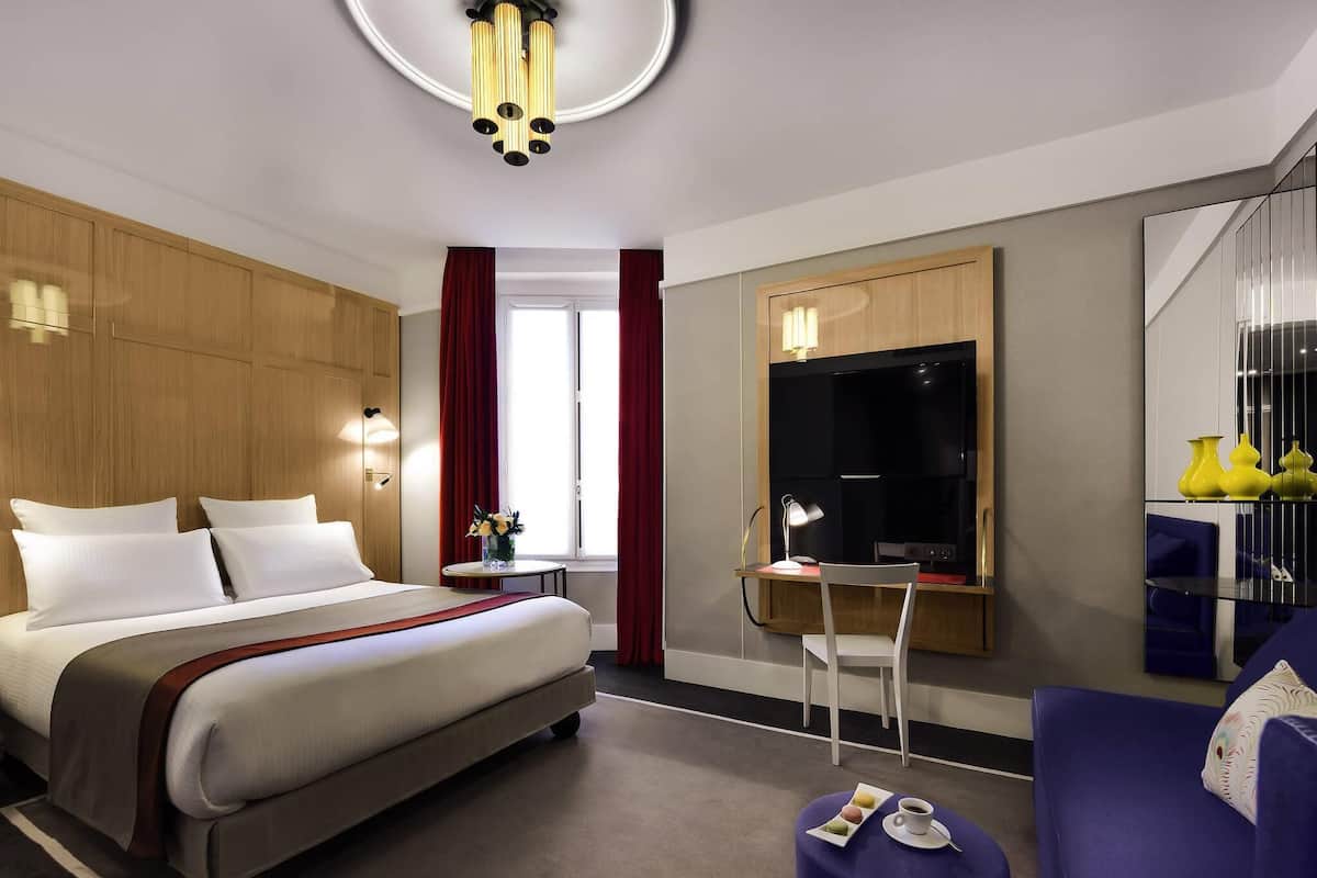 Junior Suite, Multiple Beds (Lounge) | Premium bedding, free minibar, in-room safe, desk