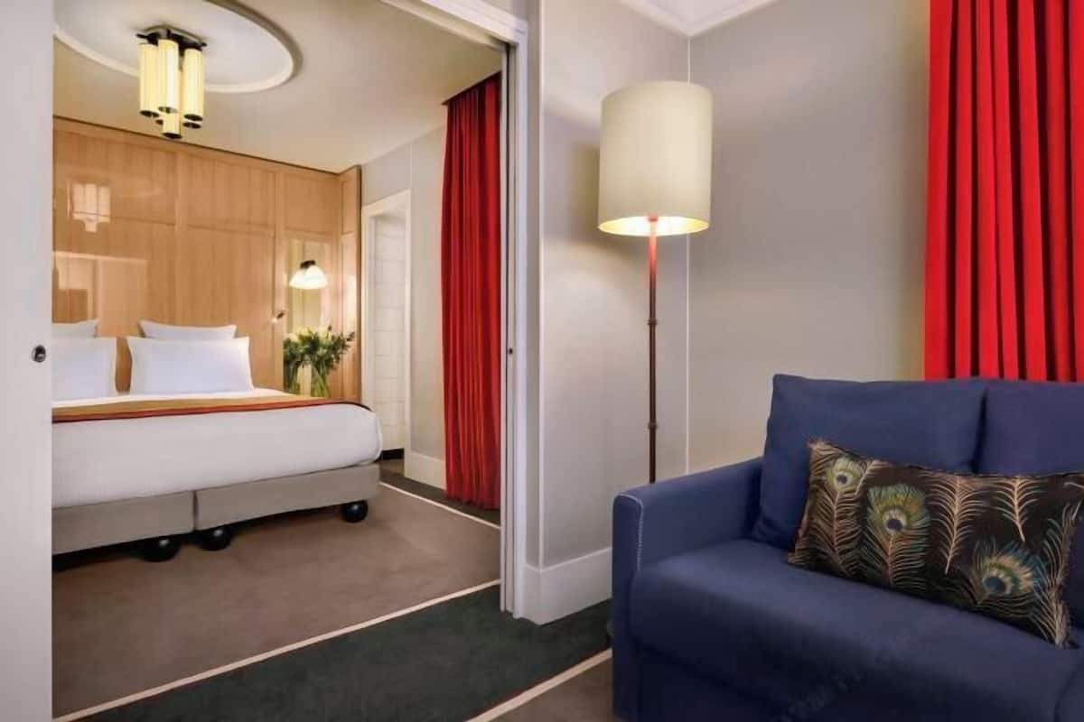 Premium bedding, free minibar, in-room safe, desk