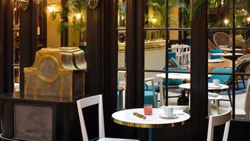 Petit déjeuner buffet (28 EUR par personne)