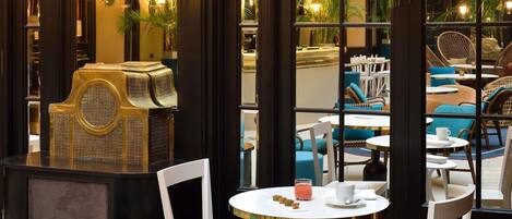 Päivittäinen buffetaamiainen (28 EUR per henkilö)