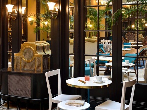 朝食 (ビュッフェ)、毎日提供 (1 名様 28 EUR)