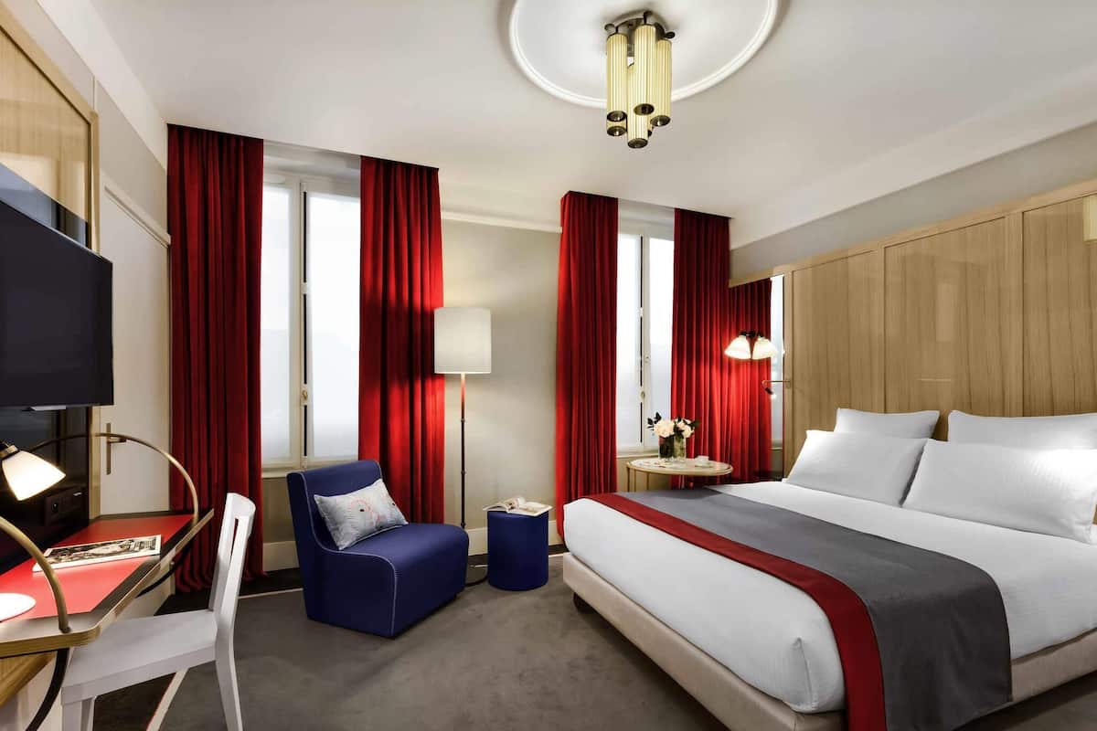 Habitación superior, 1 cama Queen size | Ropa de cama de alta calidad y artículos del minibar gratis