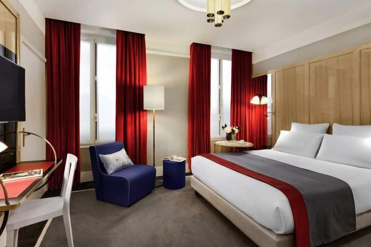 Premium bedding, free minibar, in-room safe, desk