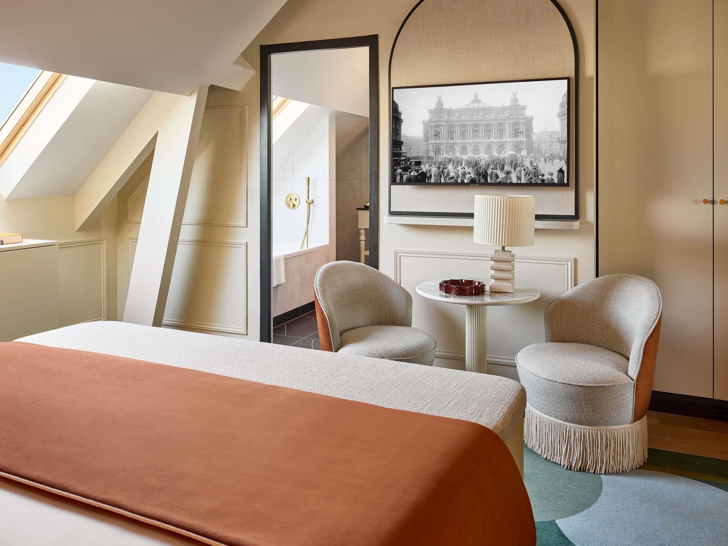 Deluxe Room, 1 King Bed, City View | Premium bedding, free minibar, in-room safe, desk