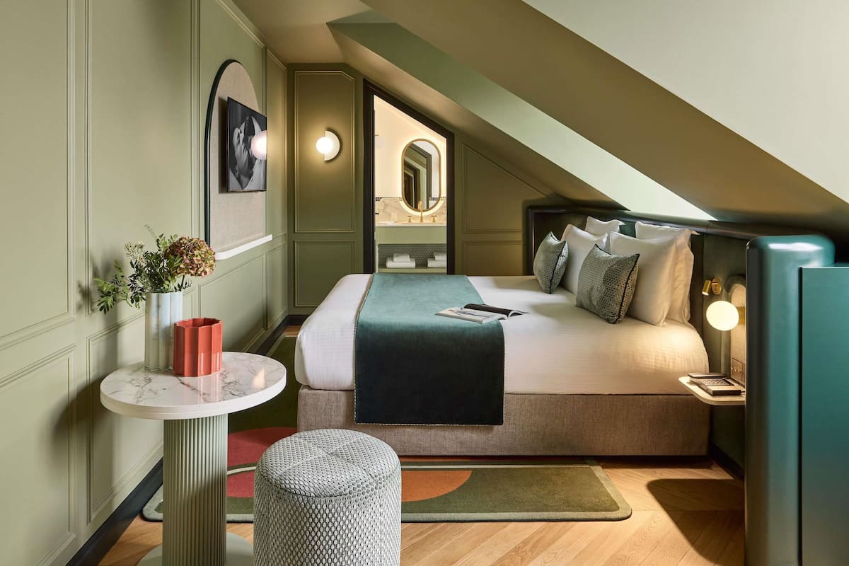 Ropa de cama de alta calidad y minibar con artículos gratuitos