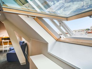 디럭스룸, 킹사이즈침대 1개, 시내 전망 | 고급 침구, 무료 미니바, 객실 내 금고, 책상