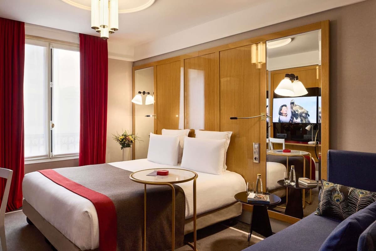 Quarto luxo, 1 cama Queen | Roupas de cama premium, frigobar (abastecido com itens grátis)