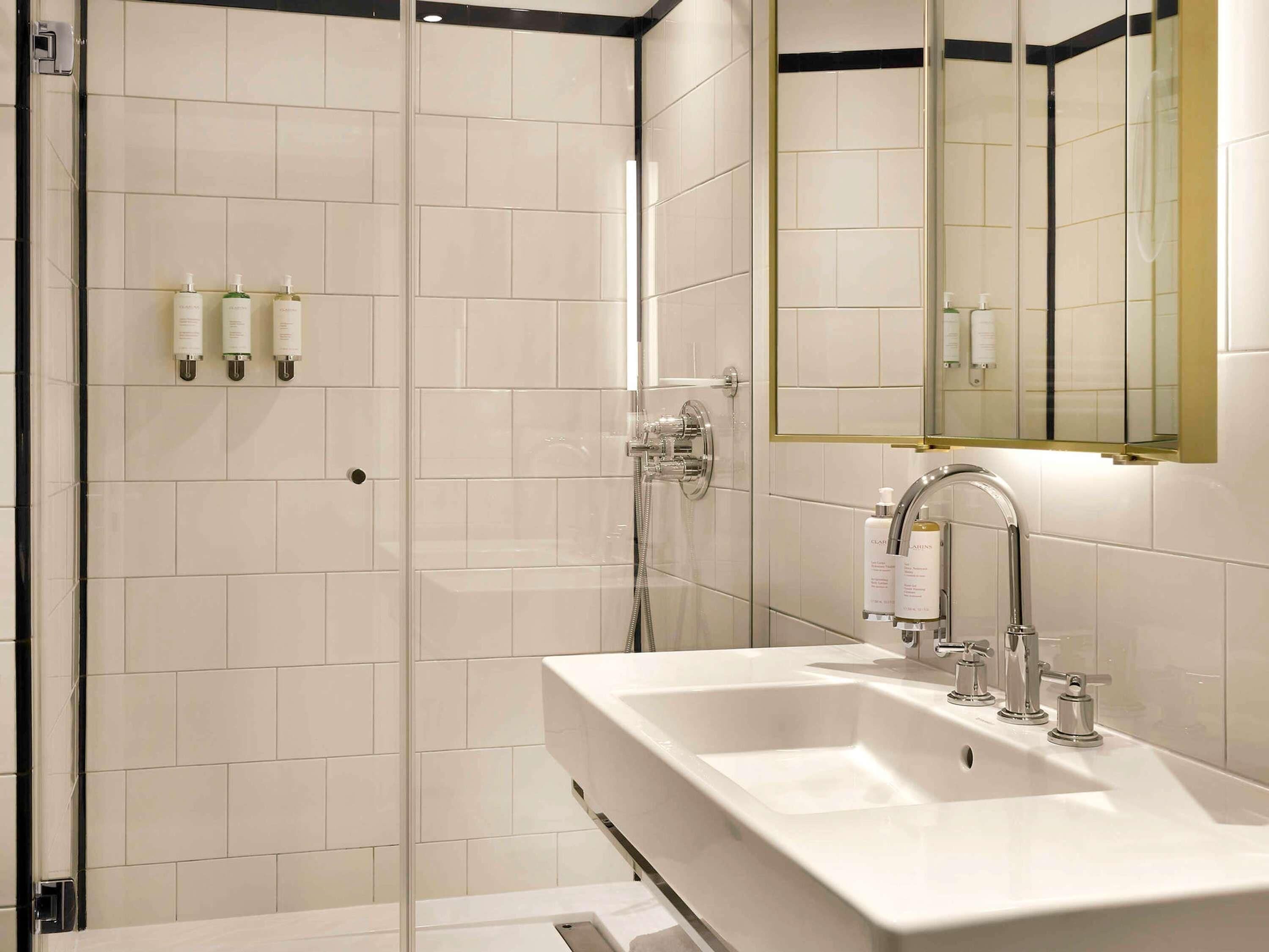 Roupas de cama premium, frigobar (abastecido com itens grátis)