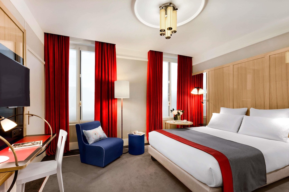 Superior Room, 1 Queen Bed | Premium bedding, minibar (free items), in-room safe, desk
