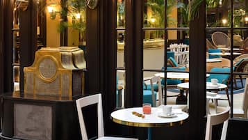 Tägliches Frühstücksbuffet (28 EUR pro Person)