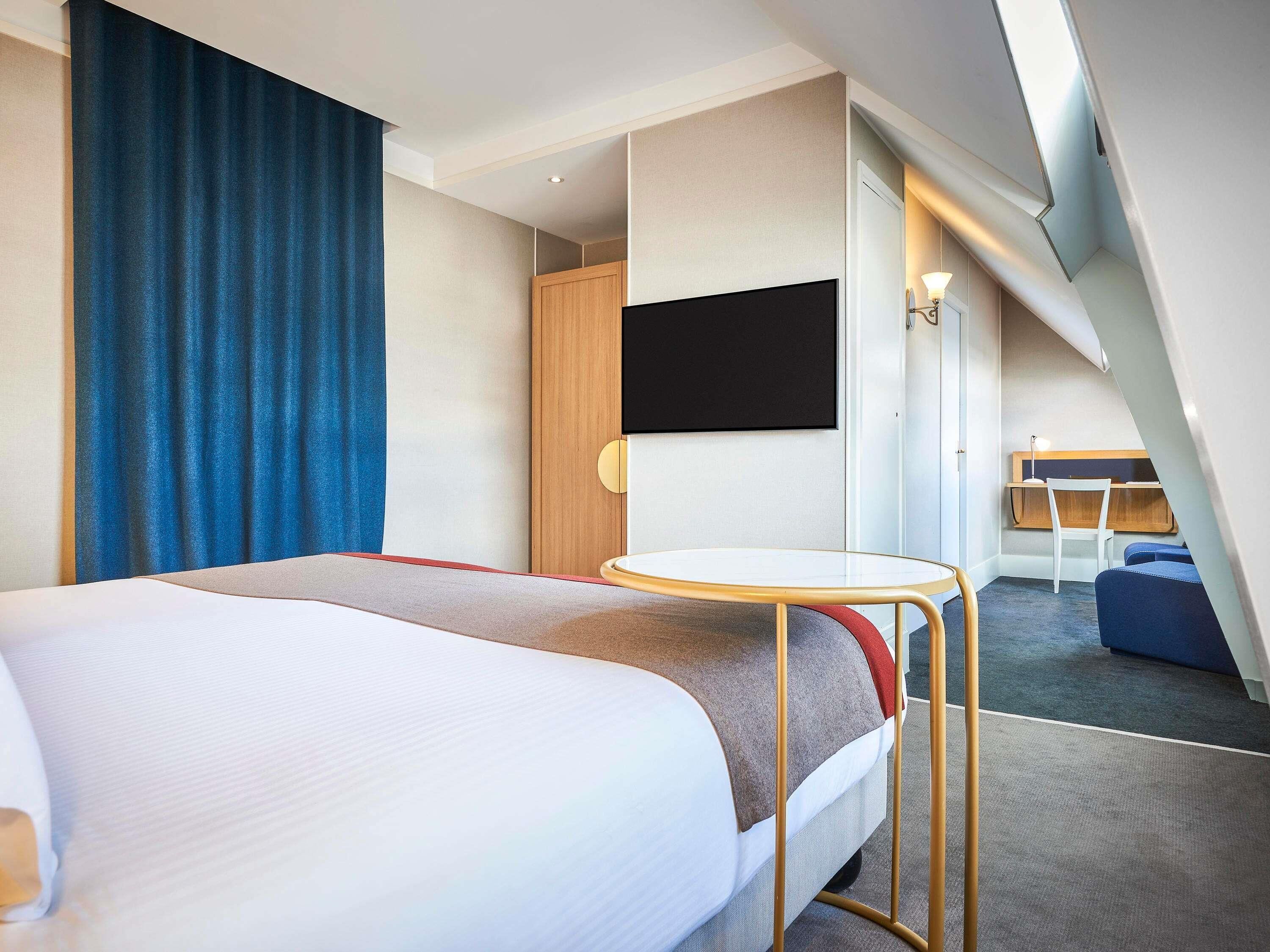 Deluxe Room, 1 King Bed, City View | Premium bedding, free minibar, in-room safe, desk