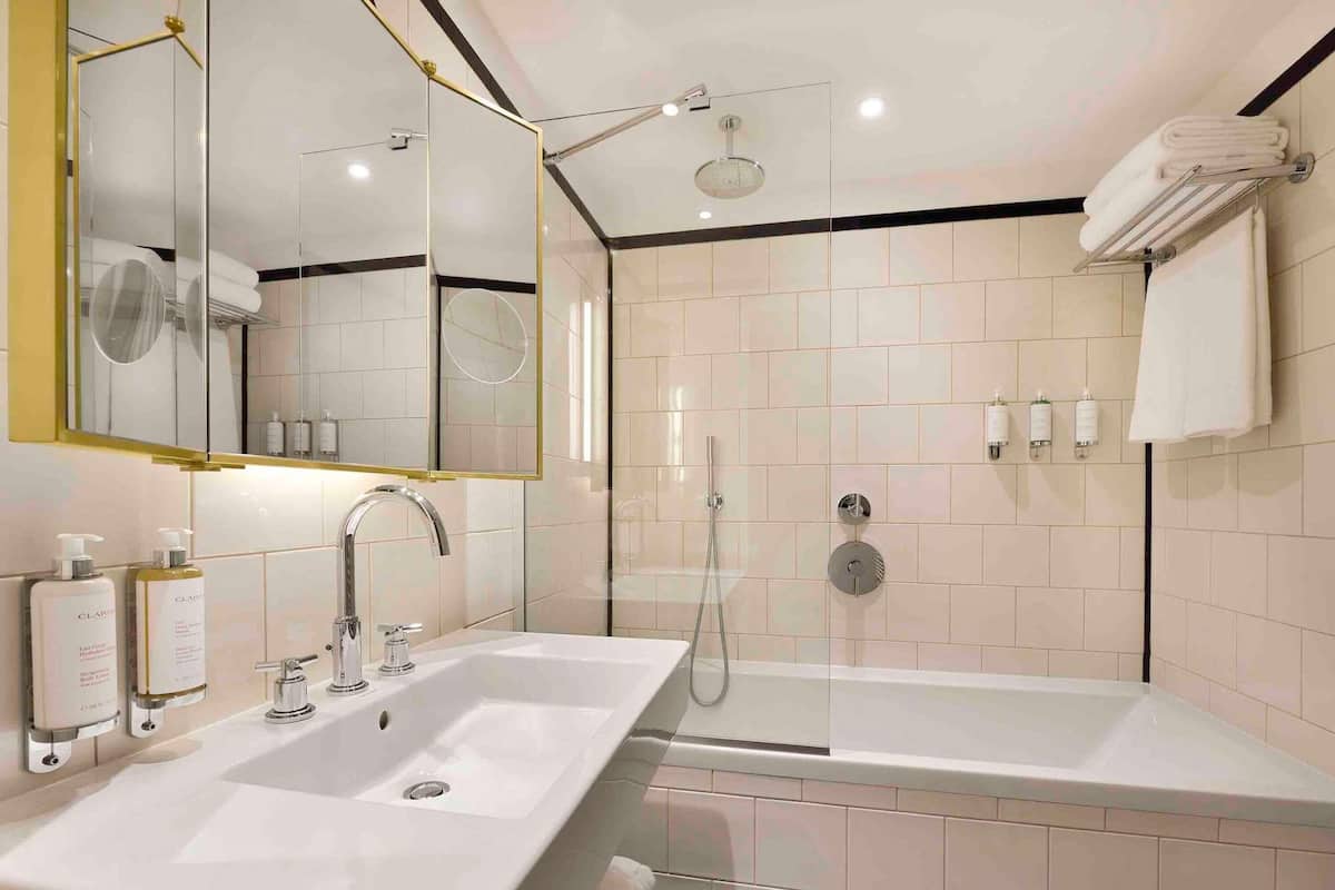 Premium bedding, free minibar, in-room safe, desk