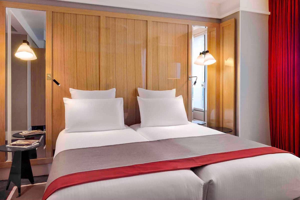 Premium bedding, free minibar, in-room safe, desk