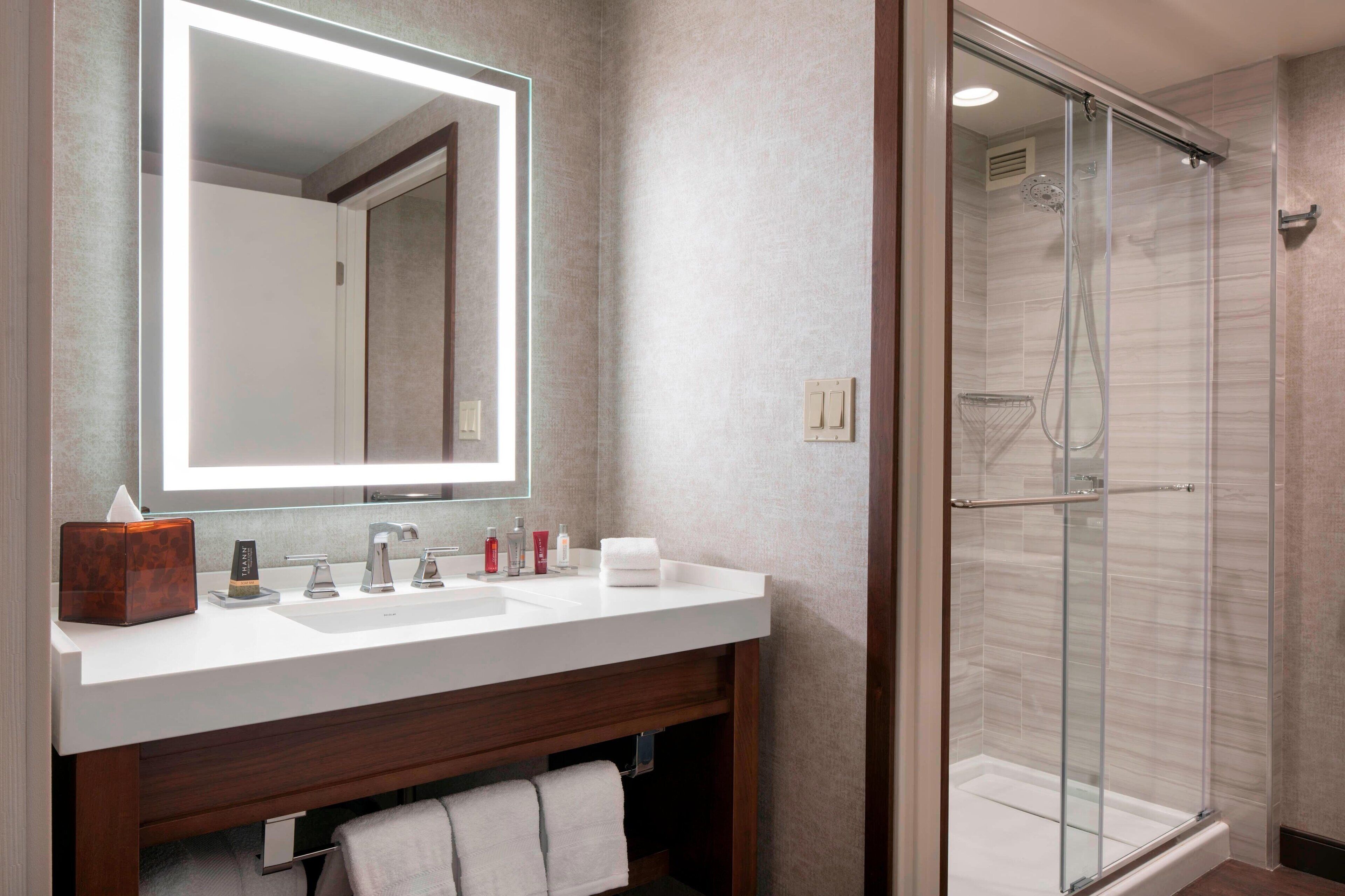 combined shower/bathtub, hair dryer, towels