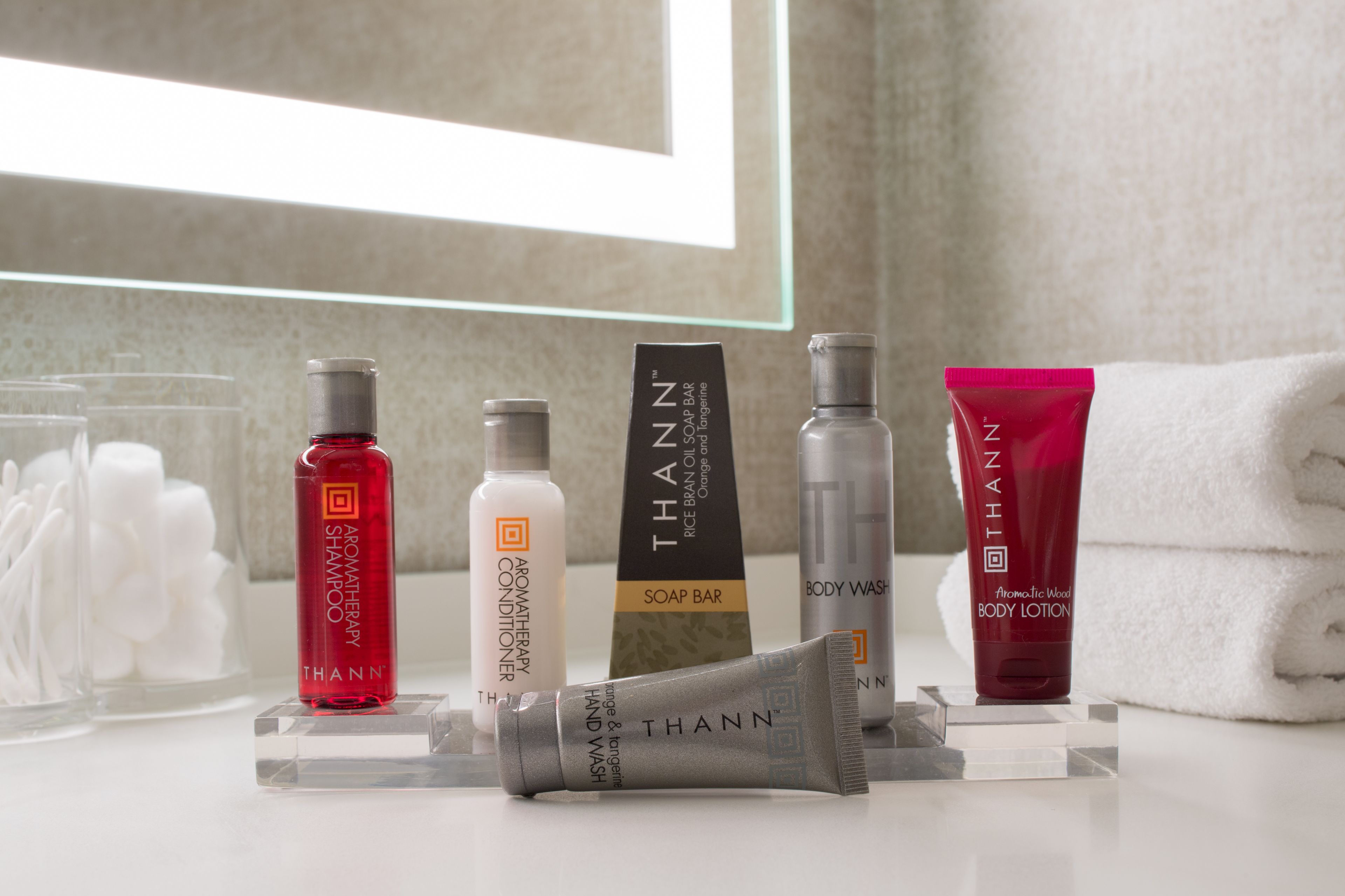 combined shower/bathtub, hair dryer, towels