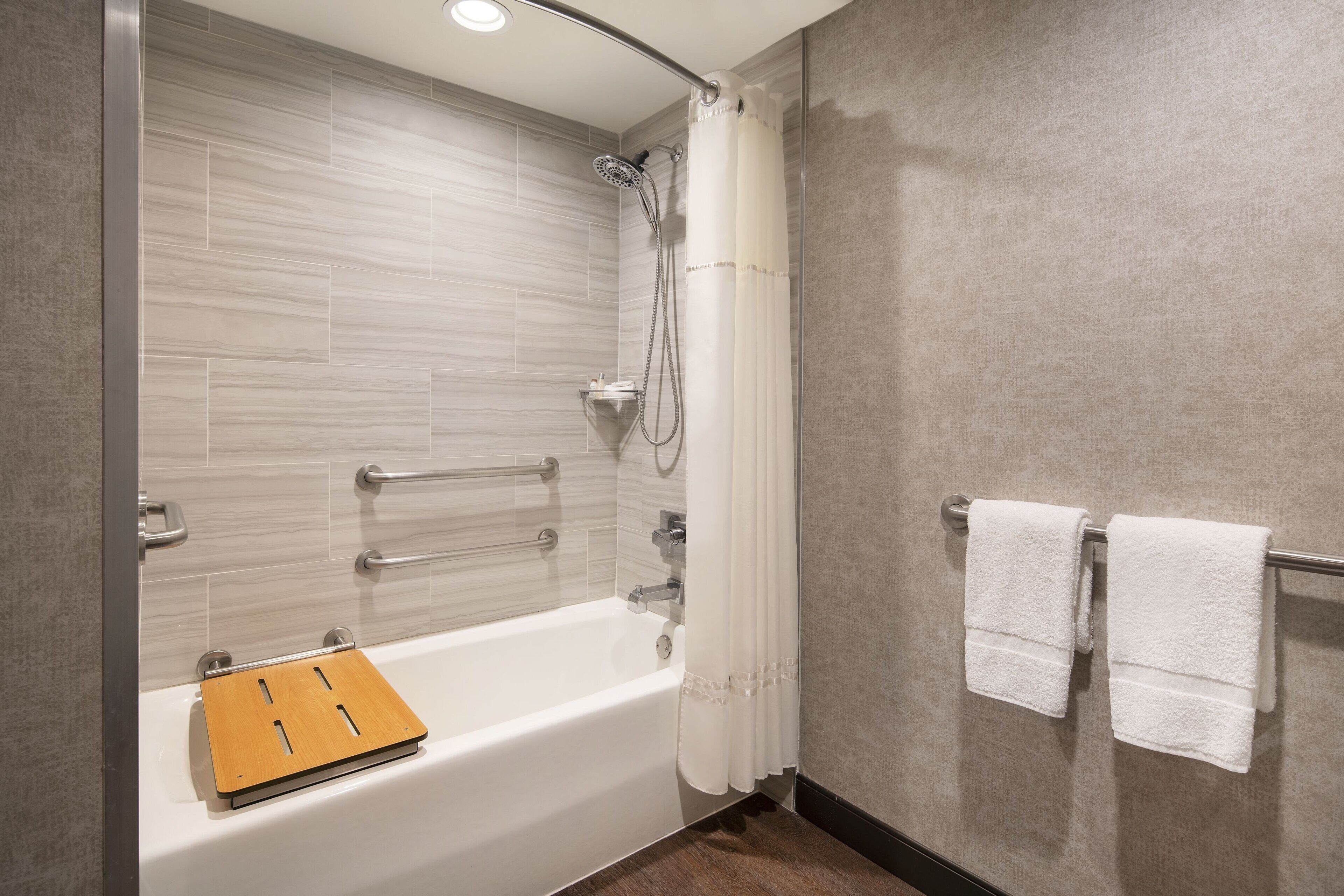 combined shower/bathtub, hair dryer, towels