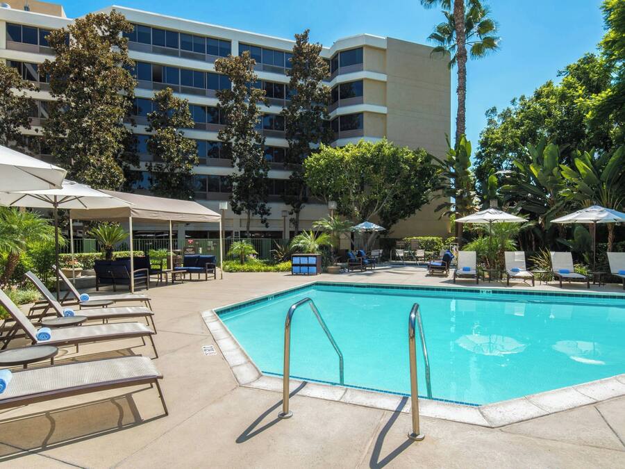 Una piscina al aire libre (de 09:00 a 22:00), sombrillas, tumbonas
