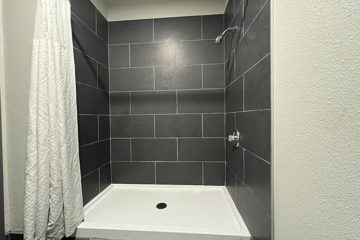 standard room, 1 king bed, non smoking | bathroom | free toiletries, hair dryer, towels