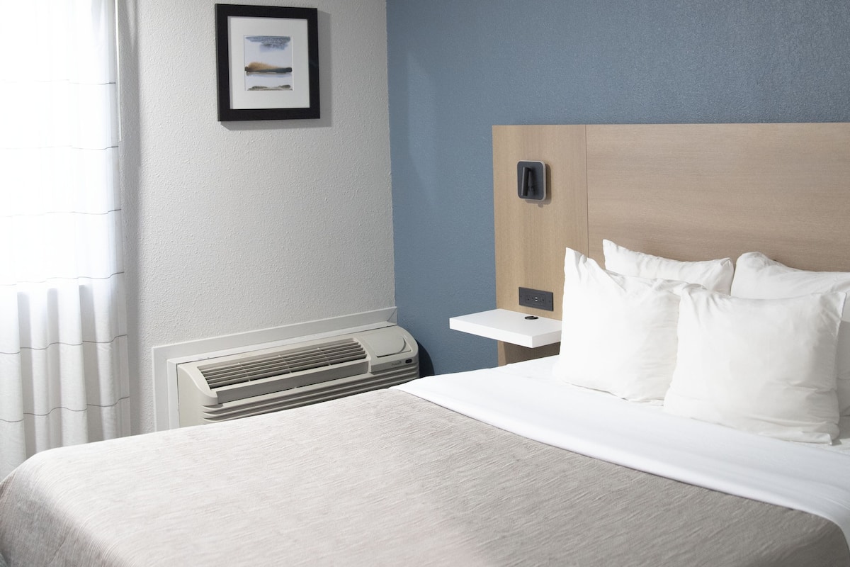 standard room, 1 queen bed, non smoking | desk, blackout curtains, iron/ironing board, free wifi