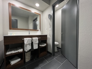 Standard Room, 1 King Bed, Non Smoking | Bathroom