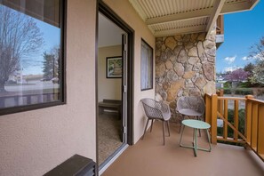 Standard Room, 1 King Bed, Non Smoking, Balcony | 1 bedroom, iron/ironing board, rollaway beds, free WiFi