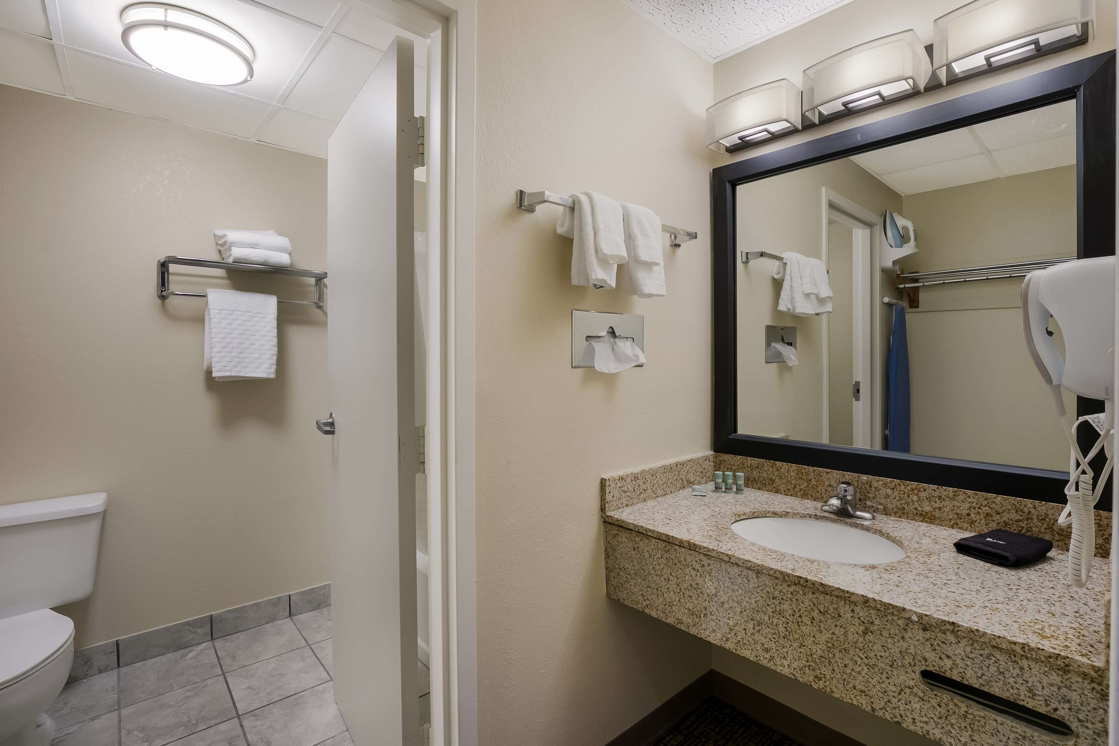 Combined shower/bathtub, deep-soaking bathtub, free toiletries