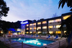 Piscine extérieure en saison, chaises longues