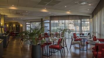 Melayani sarapan dan makan malam dengan pemandangan kolam renang