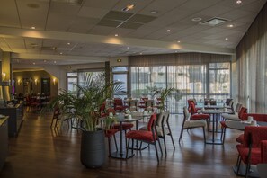 Breakfast, dinner served; French cuisine, pool views 