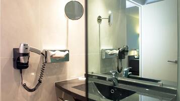 Perlengkapan mandi gratis, pengering rambut, dan handuk