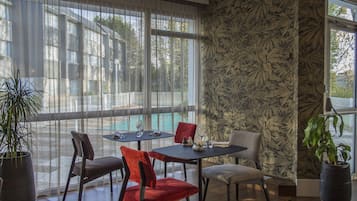 Petit déjeuner et dßner servis sur place, vue sur la piscine