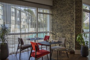 供應早餐、晚餐；法國菜；池景