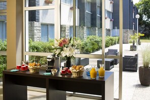 Petit-déjeuner et dîner servis sur place, vue sur la piscine 