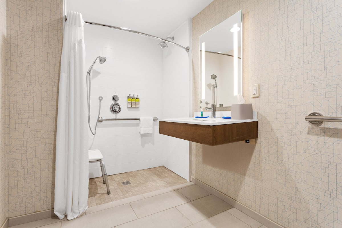 Chambre Standard, 1 très grand lit, douche accessible en fauteuil roulant (Mobility Accessible) | Salle de bain | Sèche-cheveux, serviettes fournies