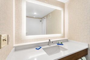 Máy sấy tóc, khăn tắm 