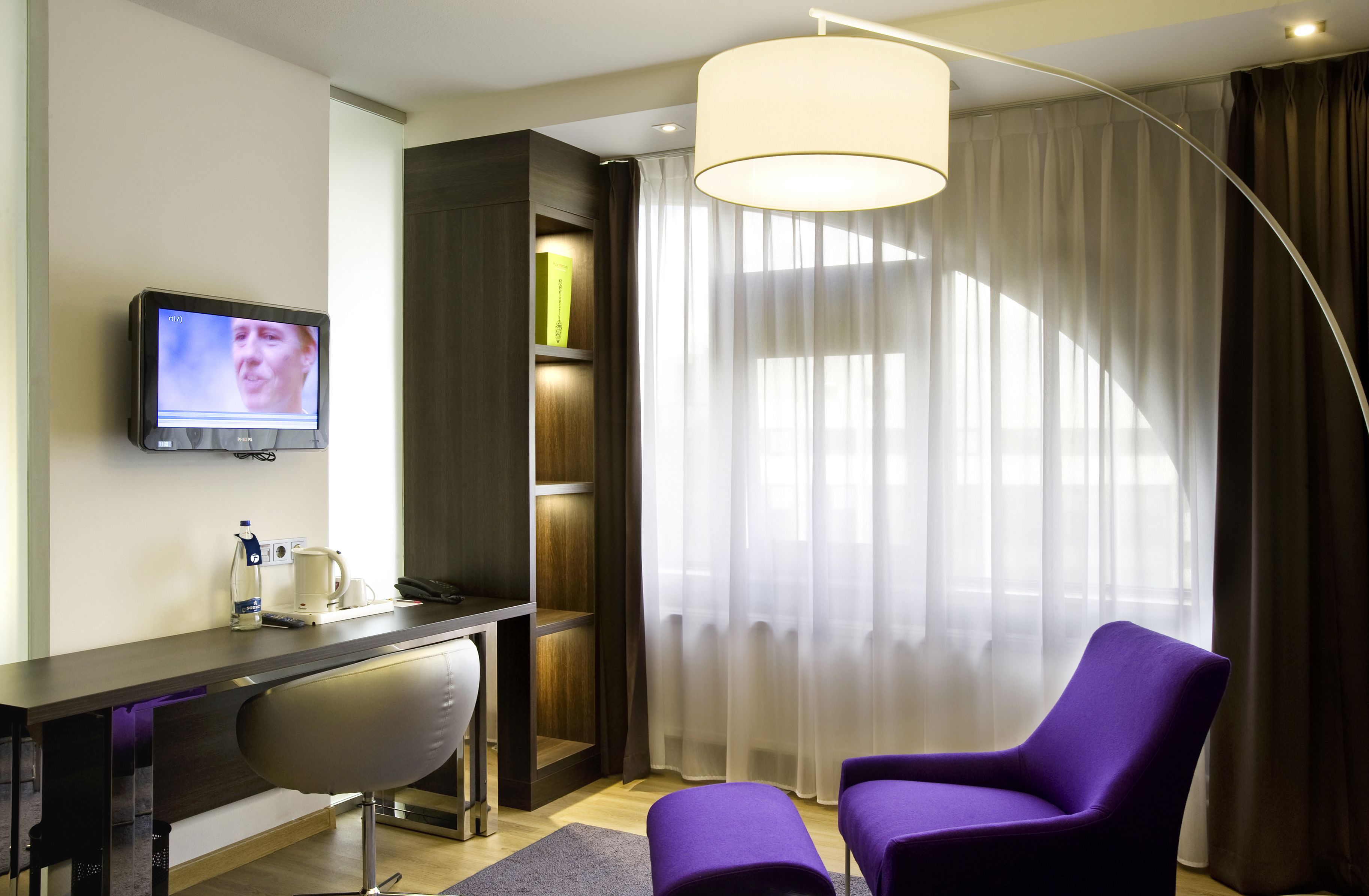 suite | living area | flat-screen tv