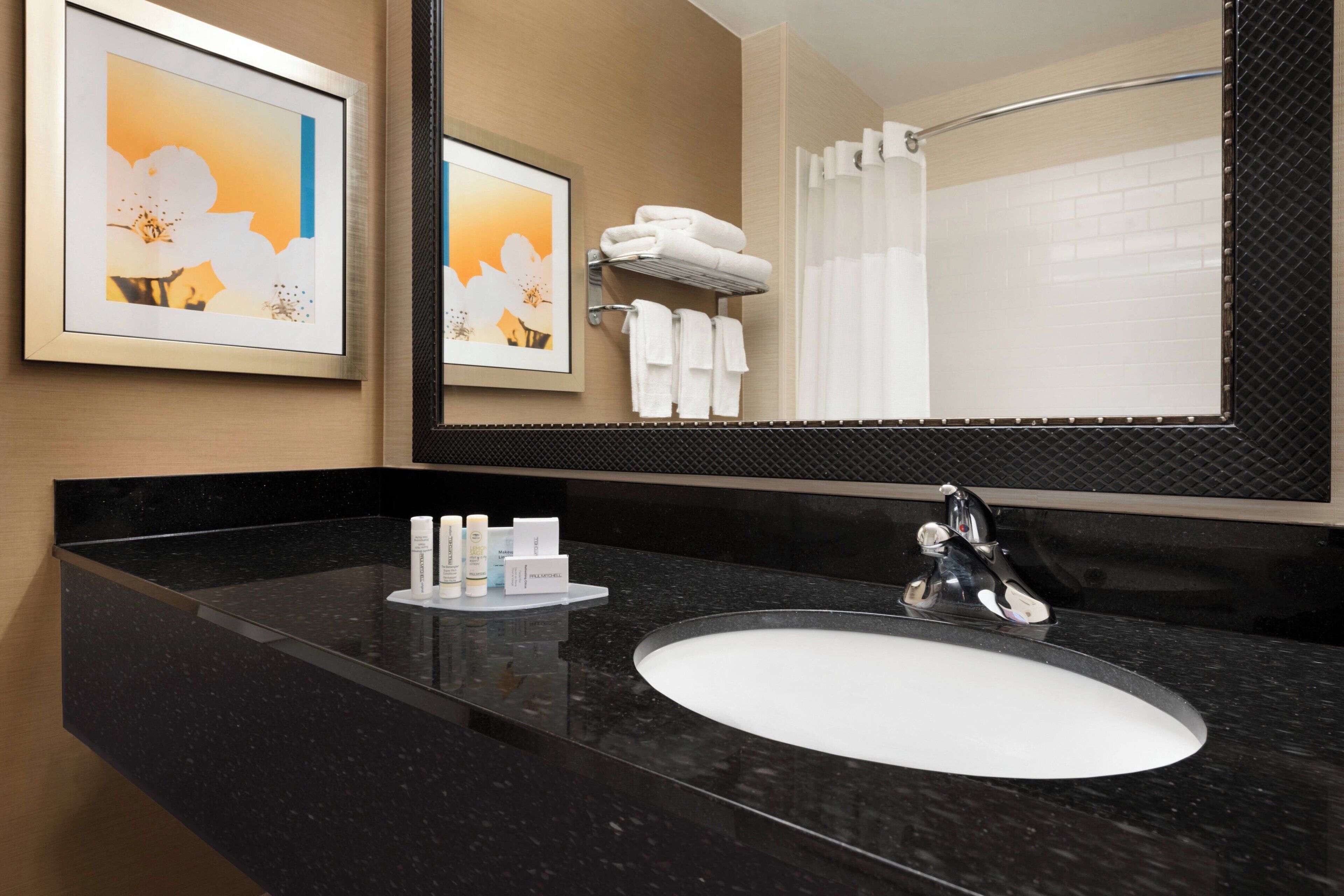 combined shower/bathtub, hair dryer, towels