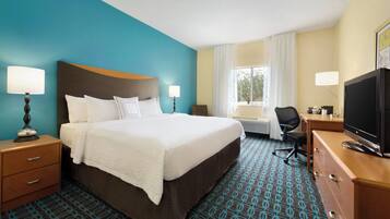 Huone, 1 keskisuuri parisänky, tupakointi kielletty | Pillowtop-patjalliset sängyt, työpöytä, silitysrauta/-lauta