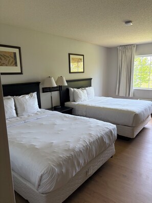 Premium bedding, desk, laptop workspace, blackout curtains - Willow Inn Suites Rochester (Rochester)