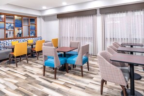 بوفيه فطور مجانًا يوميًا