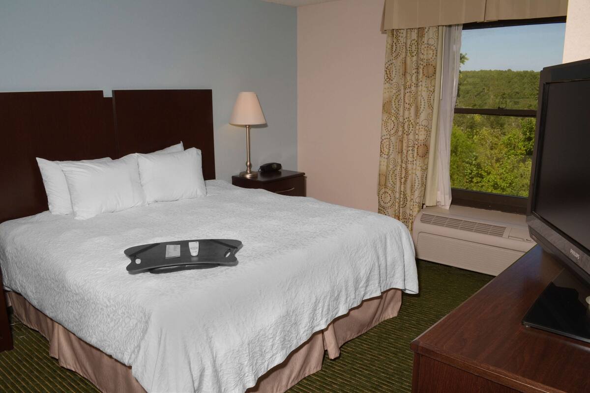 Fer et planche à repasser, lit de bébé (gratuit)