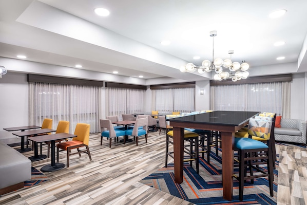Café da manhã com buffet grátis todos os dias