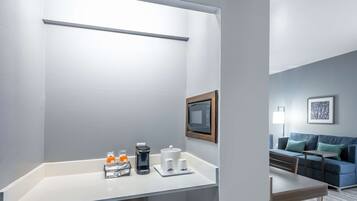 客房 | 起居区 | 50-英寸液晶电视 (配备有线频道)、电视