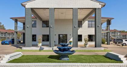 HomeTowne Studios by Red Roof San Antonio E - Frost Bank Center