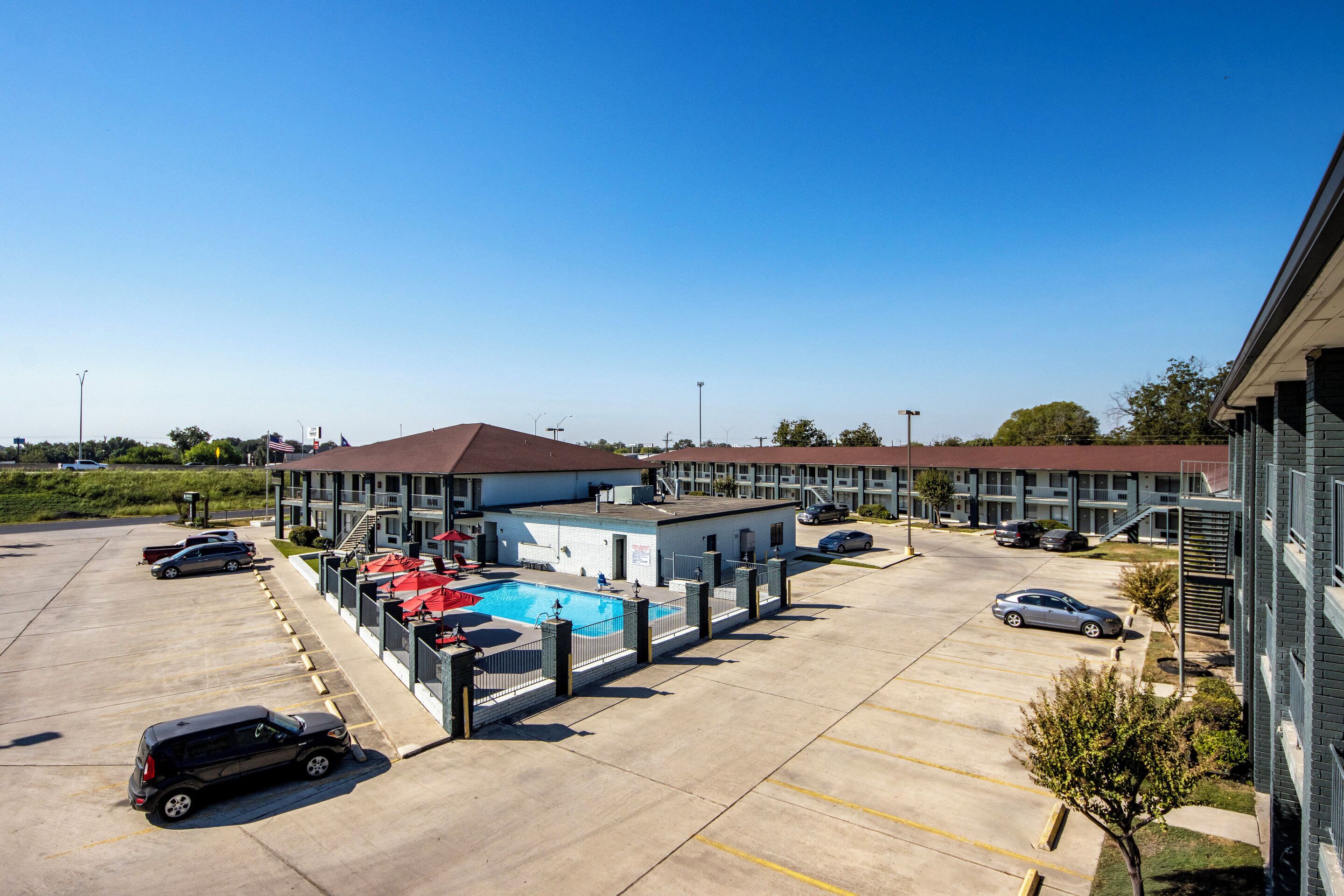 Foto - HomeTowne Studios by Red Roof San Antonio E - Frost Bank Center