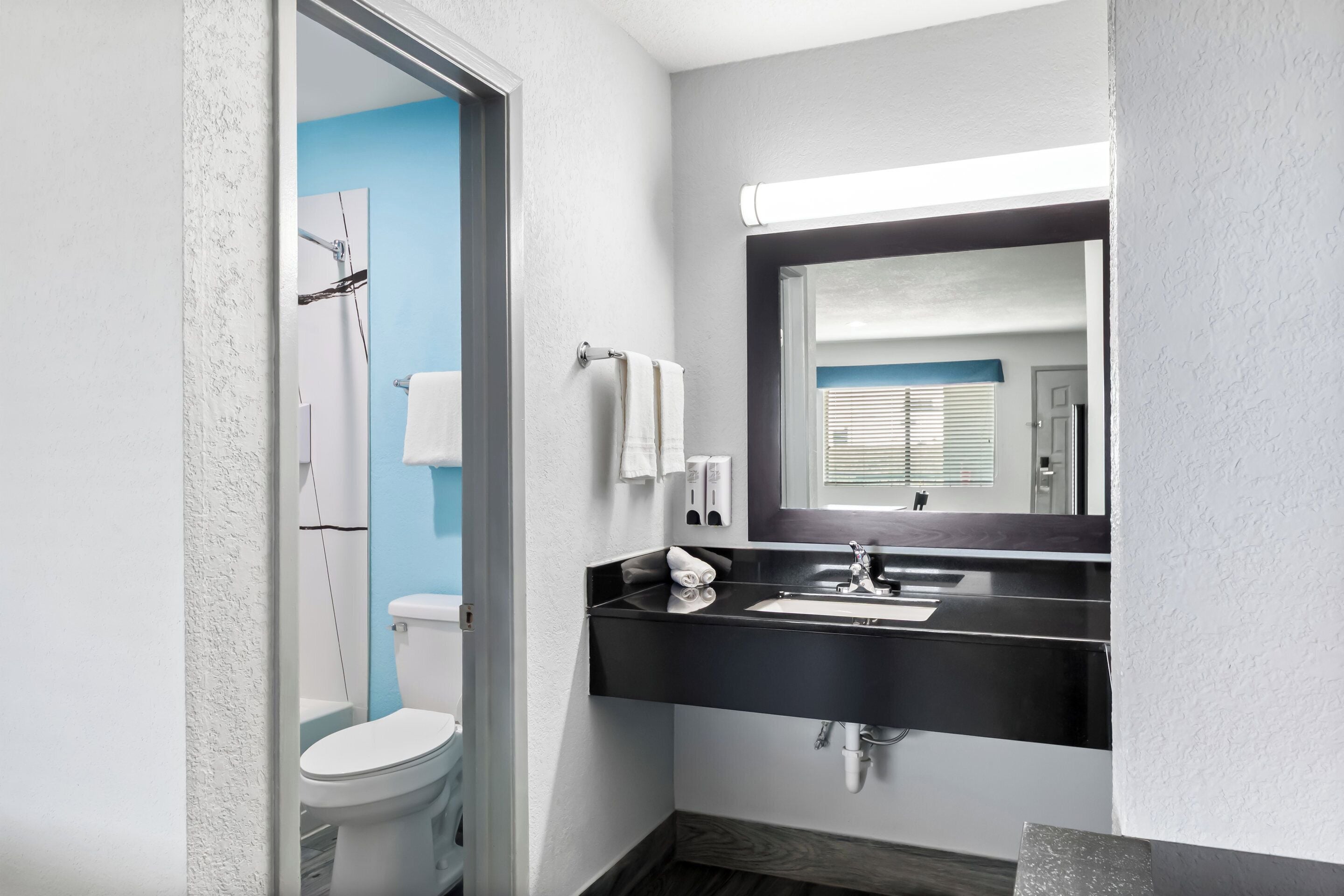 Foto - HomeTowne Studios by Red Roof San Antonio E - Frost Bank Center