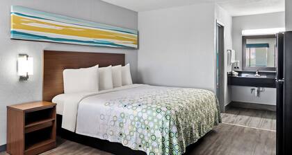 HomeTowne Studios by Red Roof San Antonio E - Frost Bank Center