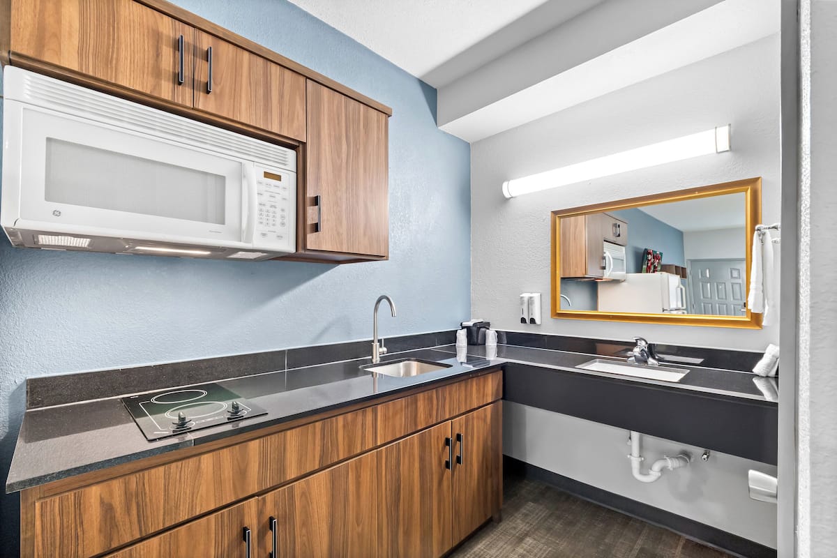 Studio, 1 King Bed, Accessible, Non Smoking (Stovetop) | Free cots/infant beds, free WiFi, bed sheets